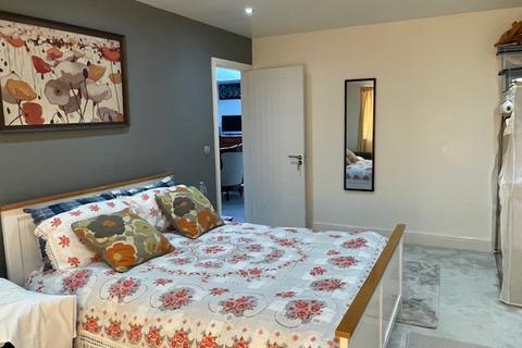 1 bedroom in a flat share to rent, Warwick Road, London E4