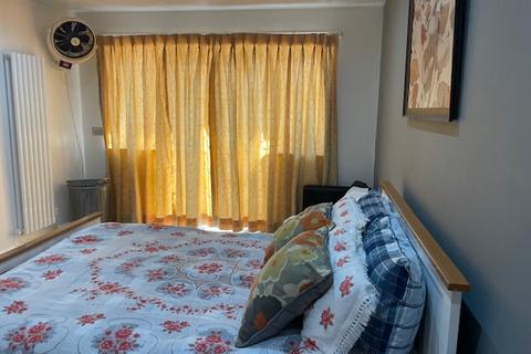 1 bedroom in a flat share to rent, Warwick Road, London E4