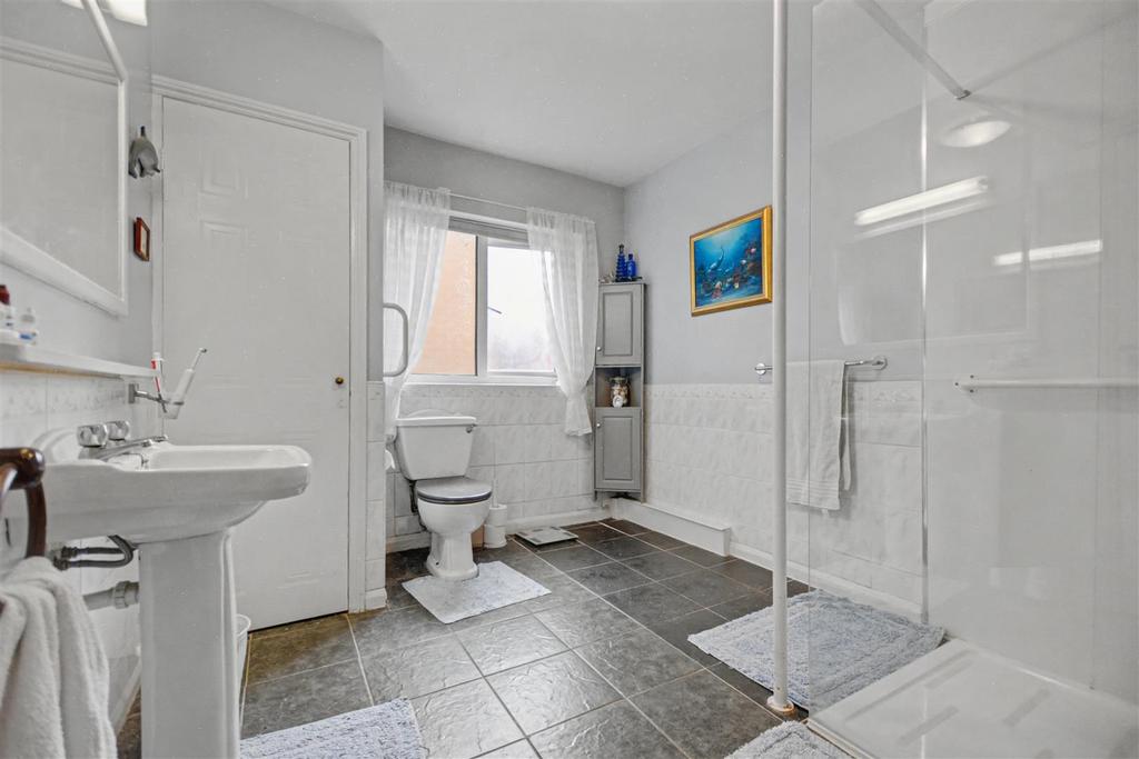 Bathroom 1.jpeg