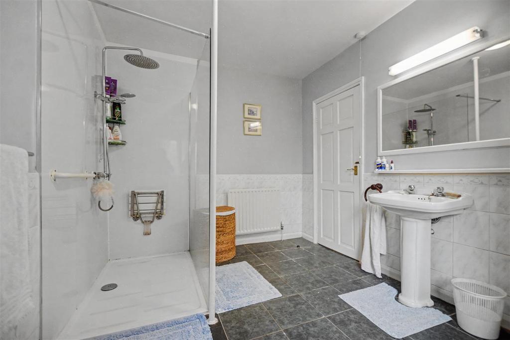 Bathroom 2.jpeg