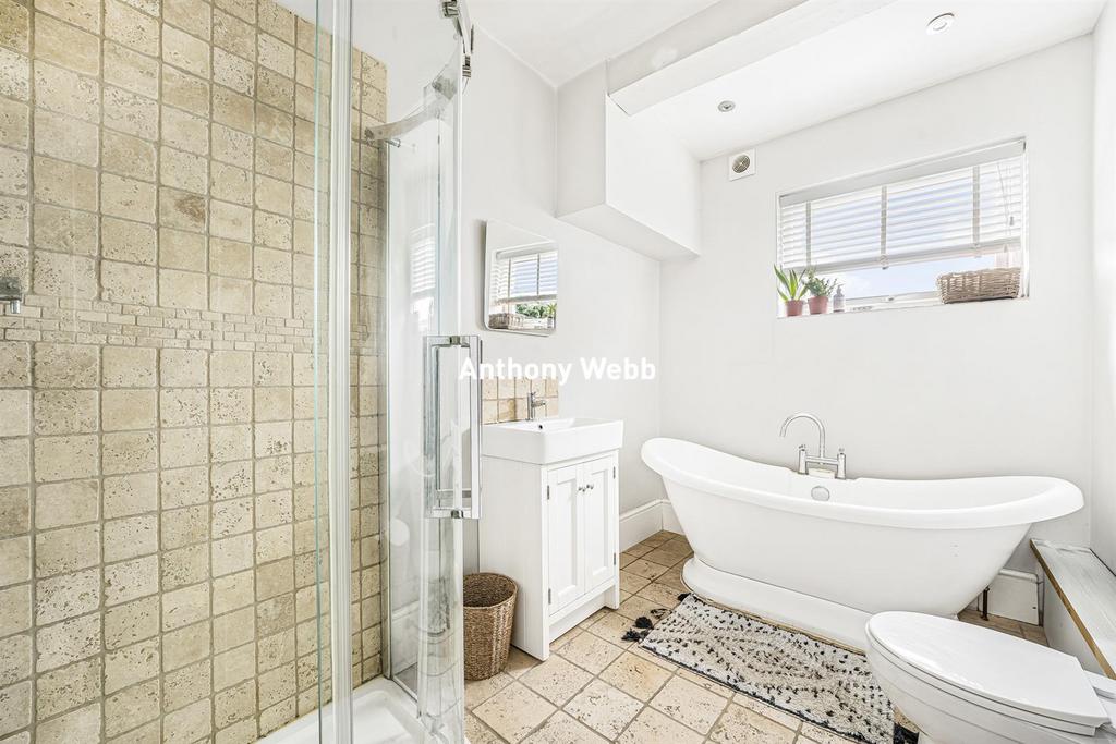 Bath/shower room