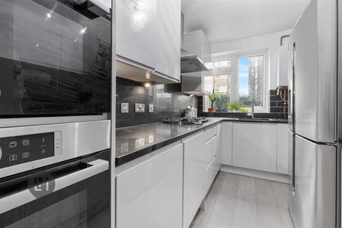 2 bedroom flat for sale, Victoria Drive, London
