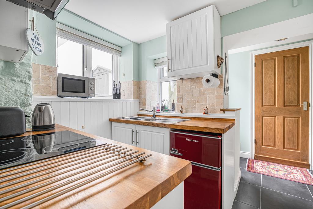 2 Kitchen.JPG