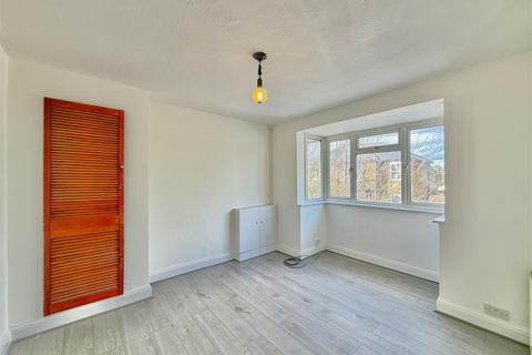 2 bedroom apartment to rent, Alfred Road, Feltham TW13