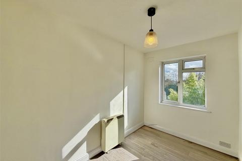 2 bedroom apartment to rent, Alfred Road, Feltham TW13
