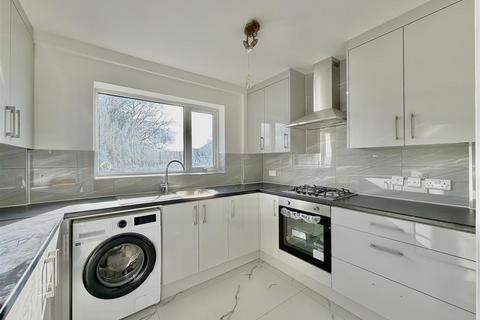 2 bedroom apartment to rent, Alfred Road, Feltham TW13