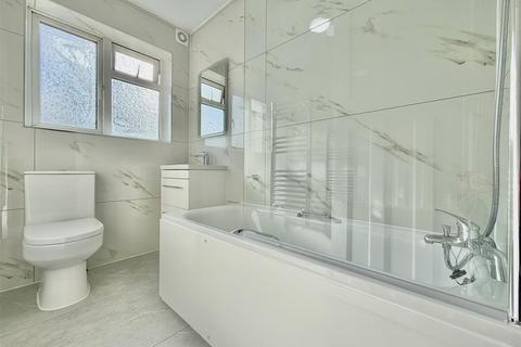 2 bedroom apartment to rent, Alfred Road, Feltham TW13