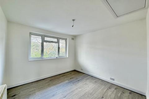 2 bedroom apartment to rent, Alfred Road, Feltham TW13