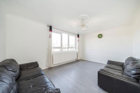 2 bedroom maisonette to rent, Lyneham Walk, London E5
