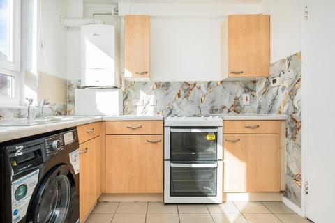 2 bedroom maisonette to rent, Lyneham Walk, London E5