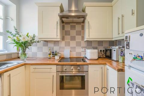 2 bedroom flat to rent, Eaton House, Vicarage Crescent, London, SW11