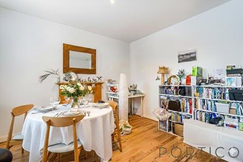 2 bedroom flat to rent, Eaton House, Vicarage Crescent, London, SW11