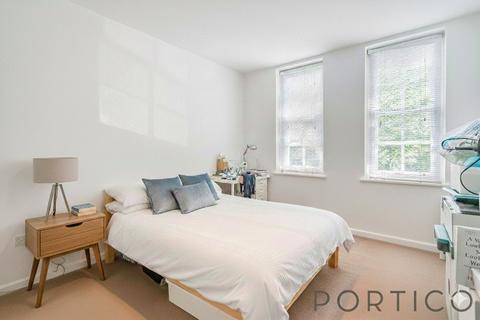 2 bedroom flat to rent, Eaton House, Vicarage Crescent, London, SW11