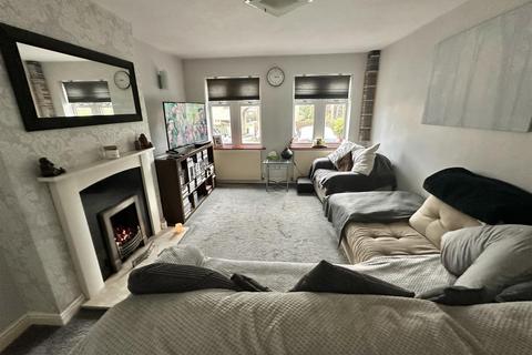 2 bedroom end of terrace house for sale, Gordon Court, Shillbank Lane, Mirfield