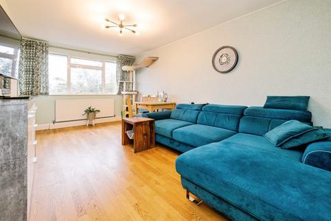 2 bedroom maisonette for sale, Lake Avenue, Rainham