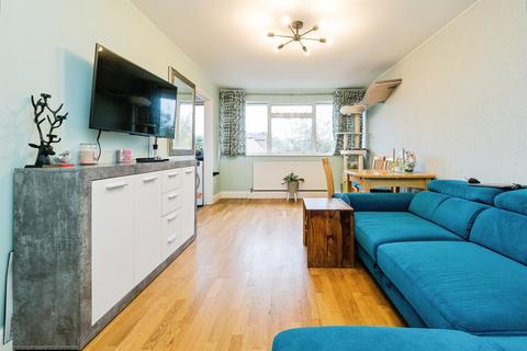 2 bedroom maisonette for sale, Lake Avenue, Rainham