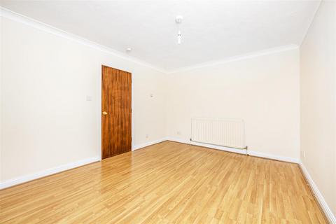 2 bedroom flat to rent, Sandpiper Close