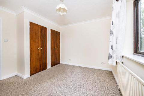 2 bedroom flat to rent, Sandpiper Close