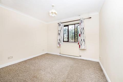 2 bedroom flat to rent, Sandpiper Close