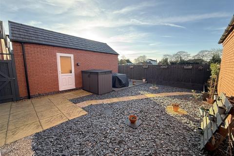 4 bedroom detached house for sale, Fairfields, Burton-On-Trent DE14