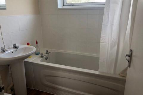 2 bedroom house to rent, Larch Road