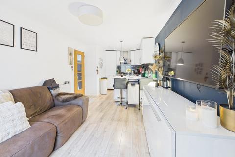 1 bedroom apartment for sale, The Lawns, Old Bath Road, Colnbrook, Berkshire, SL3