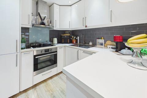 1 bedroom apartment for sale, The Lawns, Old Bath Road, Colnbrook, Berkshire, SL3