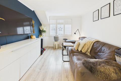 1 bedroom apartment for sale, The Lawns, Old Bath Road, Colnbrook, Berkshire, SL3