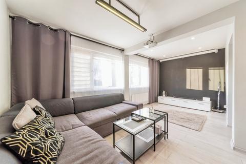 3 bedroom maisonette for sale, Chatham Court, Newark
