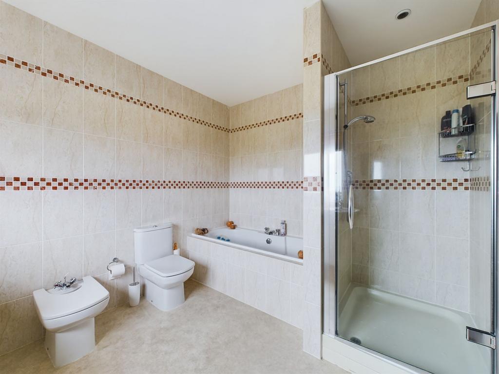 En Suite (Bedroom 1)