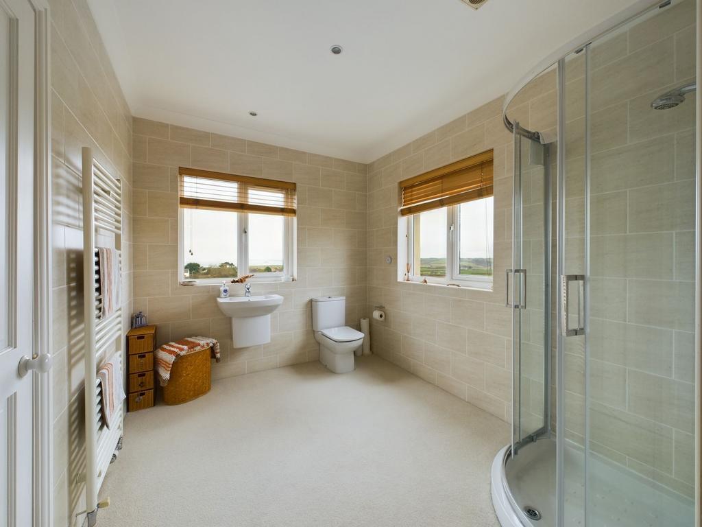 En Suite (Jack &amp; Jill Bed 3 &amp; 4)
