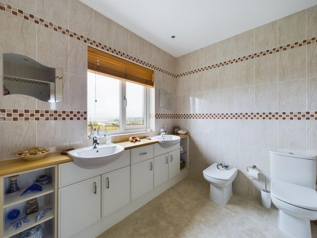 En Suite (Bedroom 1)
