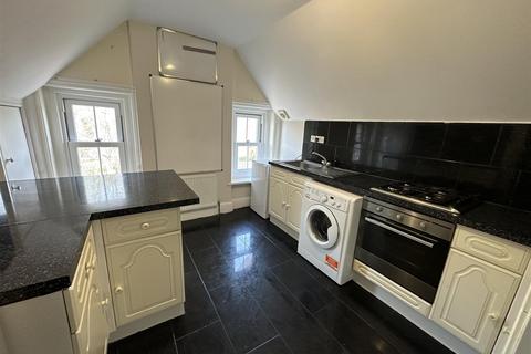 2 bedroom flat to rent, Manor Road, Aldershot