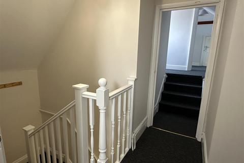 2 bedroom flat to rent, Manor Road, Aldershot