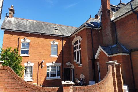 2 bedroom flat to rent, Manor Road, Aldershot