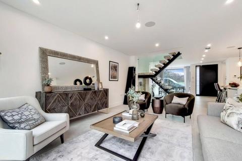 4 bedroom semi-detached house to rent, Gulliver Place, London, N10