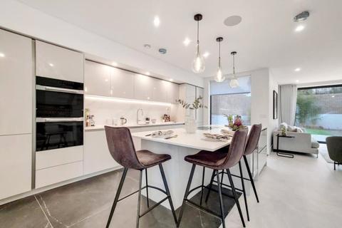4 bedroom semi-detached house to rent, Gulliver Place, London, N10