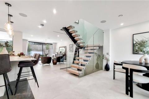 4 bedroom semi-detached house to rent, Gulliver Place, London, N10