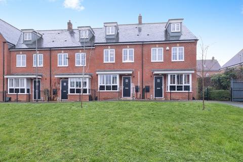 Needlepin Way, Buckingham