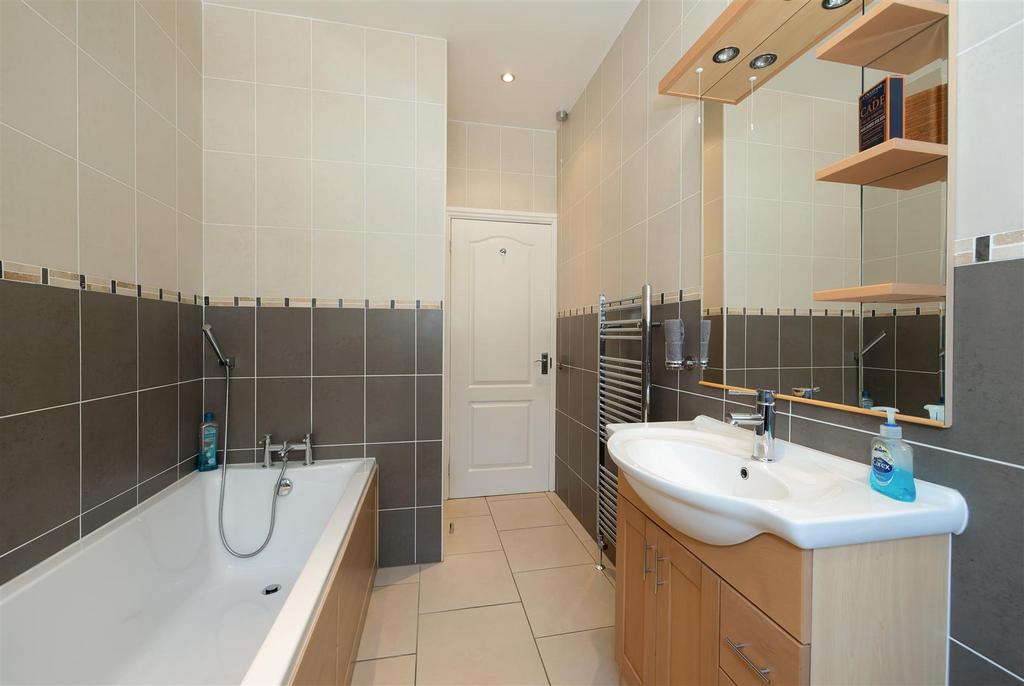Upstairs Bathroom 1.2 SAPL4332-20250506-Dx O Deep PR