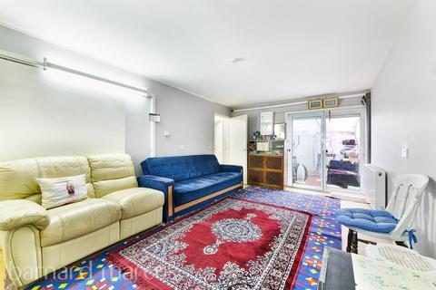 1 bedroom terraced bungalow for sale, Lovat Walk, Hounslow