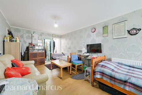 1 bedroom terraced bungalow for sale, Lovat Walk, Hounslow