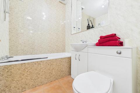 2 bedroom apartment to rent, Kells Lane, Gateshead NE9