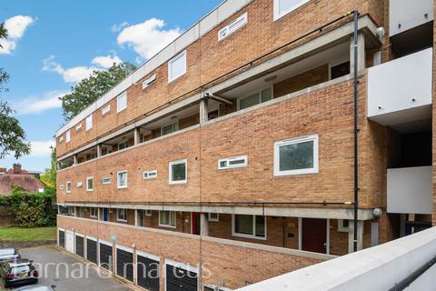 2 bedroom maisonette for sale, Lydney Close, London