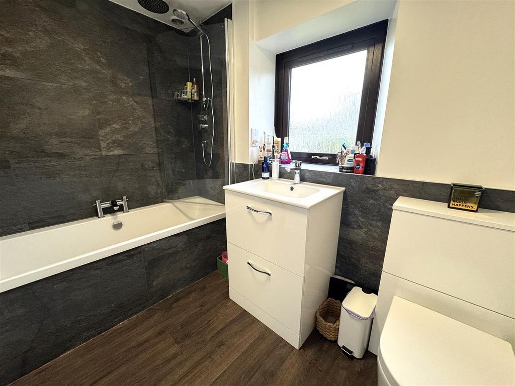 Bathroom 1.jpg