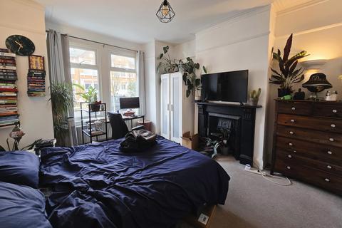 4 bedroom terraced house to rent, Burmester Road, London SW17