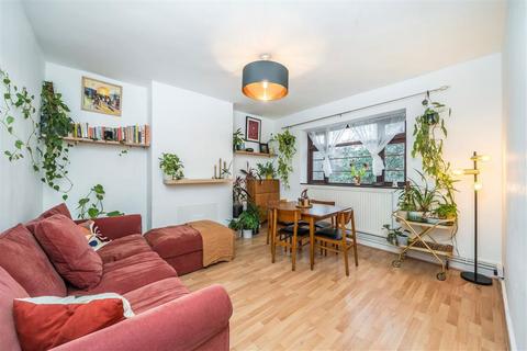 2 bedroom flat for sale, Poynders Gardens, London SW4