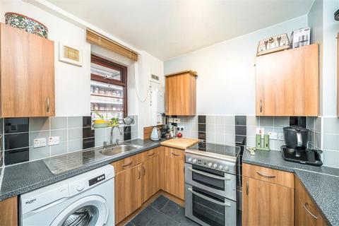 2 bedroom flat for sale, Poynders Gardens, London SW4