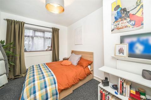 2 bedroom flat for sale, Poynders Gardens, London SW4