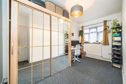 2 bedroom flat for sale, Poynders Gardens, London SW4